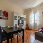 Guesthost - Bright Near Piazza Bologna Apartament