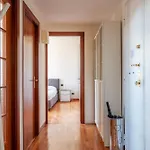 Guesthost - Bright Near Piazza Bologna Apartament *