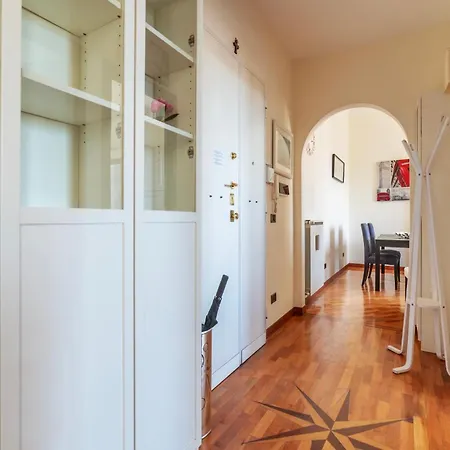 Apartment Guesthost - Bright Near Piazza Bologna
