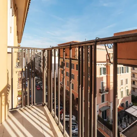 Guesthost - Bright Near Piazza Bologna Apartment *