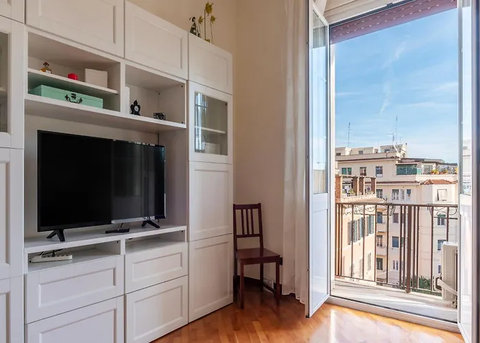 Apartment Guesthost - Bright Near Piazza Bologna Rome