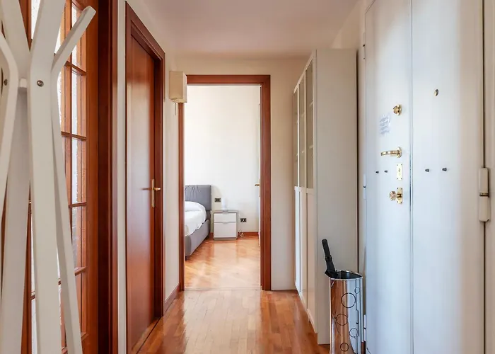 Guesthost - Bright Near Piazza Bologna Apartment *